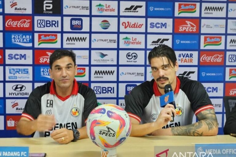 Berikut beberapa alternatif untuk judul “Pelatih Carlos Almeida Tidak Membebani Para Pemain Semen Padang”:

1. “Carlos Almeida: Pelatih yang Ringankan Beban Pemain Semen Padang”
2. “Carlos Almeida Tidak Menambah Tekanan pada Pemain Semen Padang”
3. “Pelatih Carlos Almeida Fokus pada Kesejahteraan Pemain Semen Padang”
4. “Carlos Almeida Prioritaskan Kebebasan Para Pemain Semen Padang”
5. “Pelatih Semen Padang, Carlos Almeida, Tegaskan Tanpa Beban bagi Pemain”
6. “Carlos Almeida: Memberi Kebebasan kepada Pemain Semen Padang”
7. “Carlos Almeida: Strategi Tanpa Tekanan untuk Pemain Semen Padang”
8. “Pelatih Semen Padang, Carlos Almeida, Dukungan Penuh untuk Pemain”
9. “Carlos Almeida: Menjaga Motivasi Tanpa Beban Berlebih untuk Pemain”
10. “Mengurangi Tekanan: Carlos Almeida dan Pendekatannya terhadap Pemain Semen Padang”

Silakan pilih salah satu atau sesuaikan sesuai kebutuhan!