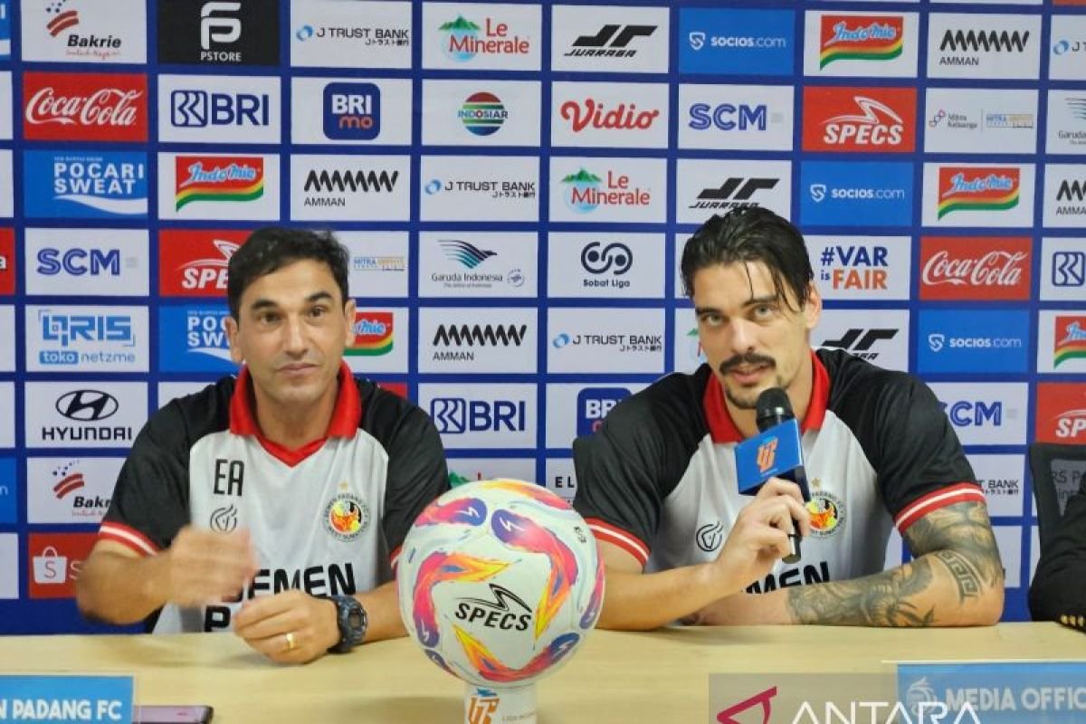 Berikut beberapa alternatif untuk judul "Pelatih Carlos Almeida Tidak Membebani Para Pemain Semen Padang":

1. "Carlos Almeida: Pelatih yang Ringankan Beban Pemain Semen Padang"
2. "Carlos Almeida Tidak Menambah Tekanan pada Pemain Semen Padang"
3. "Pelatih Carlos Almeida Fokus pada Kesejahteraan Pemain Semen Padang"
4. "Carlos Almeida Prioritaskan Kebebasan Para Pemain Semen Padang"
5. "Pelatih Semen Padang, Carlos Almeida, Tegaskan Tanpa Beban bagi Pemain"
6. "Carlos Almeida: Memberi Kebebasan kepada Pemain Semen Padang"
7. "Carlos Almeida: Strategi Tanpa Tekanan untuk Pemain Semen Padang"
8. "Pelatih Semen Padang, Carlos Almeida, Dukungan Penuh untuk Pemain"
9. "Carlos Almeida: Menjaga Motivasi Tanpa Beban Berlebih untuk Pemain"
10. "Mengurangi Tekanan: Carlos Almeida dan Pendekatannya terhadap Pemain Semen Padang"

Silakan pilih salah satu atau sesuaikan sesuai kebutuhan!
