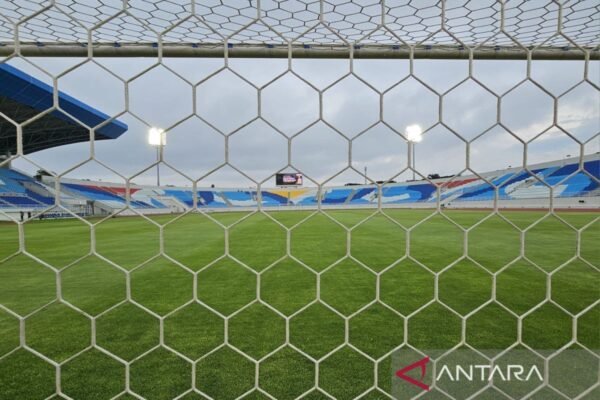 Alternatif judul untuk "Panpel Arema FC Legawa Terima Sanksi Imbas Pelemparan Bus Persik" bisa berupa:

1. "Arema FC Siap Terima Sanksi Akibat Insiden Pelemparan Bus Persik"
2. "Panpel Arema FC Menyikapi Sanksi atas Pelemparan Bus Persik"
3. "Sanksi Menanti Panpel Arema FC Setelah Pelemparan Bus Persik"
4. "Arema FC Legawa Hadapi Sanksi Terkait Pelemparan Bus Persik"
5. "Insiden Pelemparan Bus Persik: Arema FC dan Panpel Terima Sanksi" 

Silakan pilih salah satu atau gunakan sebagai inspirasi!