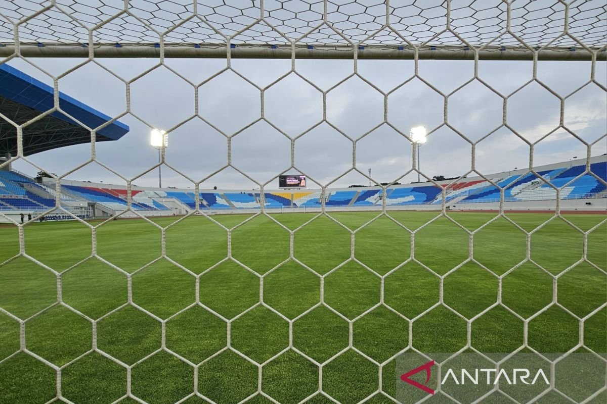 Alternatif judul untuk "Panpel Arema FC Legawa Terima Sanksi Imbas Pelemparan Bus Persik" bisa berupa:

1. "Arema FC Siap Terima Sanksi Akibat Insiden Pelemparan Bus Persik"
2. "Panpel Arema FC Menyikapi Sanksi atas Pelemparan Bus Persik"
3. "Sanksi Menanti Panpel Arema FC Setelah Pelemparan Bus Persik"
4. "Arema FC Legawa Hadapi Sanksi Terkait Pelemparan Bus Persik"
5. "Insiden Pelemparan Bus Persik: Arema FC dan Panpel Terima Sanksi" 

Silakan pilih salah satu atau gunakan sebagai inspirasi!