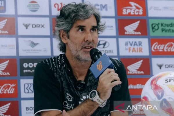 Sure! Here are some alternate titles for "Tinggalkan Bali United, Teco Cugurra tetap berkarier di Indonesia":

1. "Teco Cugurra Pindah dari Bali United, Melanjutkan Perjalanan Karier di Indonesia"
2. "Setelah Bali United, Teco Cugurra Siap Berkarya di Tanah Air"
3. "Teco Cugurra Tinggalkan Bali United, Tetap Berkomitmen di Liga Indonesia"
4. "Move On dari Bali United, Teco Cugurra Melanjutkan Karier di Indonesia"
5. "Setelah Bali United, Teco Cugurra Terus Berjuang di Dunia Sepakbola Indonesia"
6. "Teco Cugurra: Pergi dari Bali United, Berkarier di Indonesia Tetap Jadi Prioritas"
7. "Karier Teco Cugurra: Meninggalkan Bali United untuk Kesempatan Baru di Indonesia"

Feel free to adjust any of these suggestions to better suit your needs!