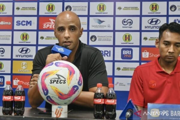 Tentu! Berikut beberapa alternatif judul untuk artikel tentang Vitor motivasi Barito Putera meski harapan tipis bertahan di Liga 1:

1. "Vitor Semangat Barito Putera: Meskipun Harapan Tipis di Liga 1"
2. "Harapan Tipis, Vitor Tetap Memotivasi Barito Putera untuk Bertahan di Liga 1"
3. "Vitor Berikan Motivasi kepada Barito Putera di Saat-saat Sulit Liga 1"
4. "Semangat Vitor untuk Barito Putera: Terus Berjuang Meski Peluang Tipis di Liga 1"
5. "Vitor Dorong Barito Putera untuk Tidak Menyerah di Liga 1 meski Harapan Sedikit"

Semoga bermanfaat!