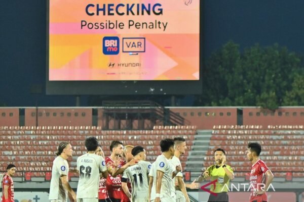 Here are some alternate titles for "Bali United telan kekalahan 0-2 kontra Madura United":

1. "Bali United Menelan Kekalahan 0-2 di Tangan Madura United"
2. "Madura United Ungguli Bali United dengan Skor 2-0"
3. "Kekalahan Pahit untuk Bali United: Terpaut Dua Gol dari Madura United"
4. "Bali United Tumbang 0-2 Saat Melawan Madura United"
5. "Madura United Raih Kemenangan atas Bali United dengan Skor 2-0"
6. "Bali United Kalah 0-2 Melawan Madura United: Analisis Pertandingan"
7. "Bali United Tak Berdaya, Kalah 0-2 dari Madura United"
8. "Madura United Dominasi Pertandingan, Bali United Terkalahkan 0-2"

Feel free to choose any of these or mix and match elements to create a title that best fits your needs!