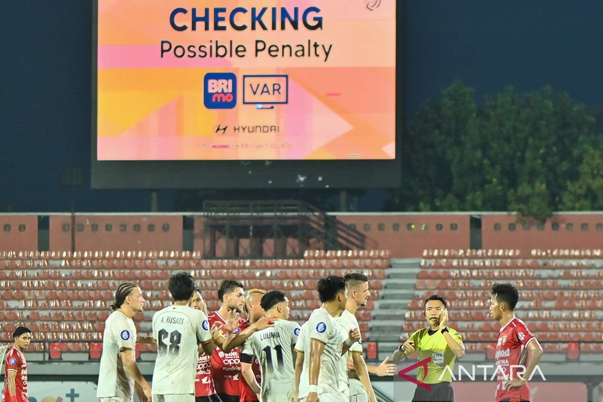 Here are some alternate titles for "Bali United telan kekalahan 0-2 kontra Madura United":

1. "Bali United Menelan Kekalahan 0-2 di Tangan Madura United"
2. "Madura United Ungguli Bali United dengan Skor 2-0"
3. "Kekalahan Pahit untuk Bali United: Terpaut Dua Gol dari Madura United"
4. "Bali United Tumbang 0-2 Saat Melawan Madura United"
5. "Madura United Raih Kemenangan atas Bali United dengan Skor 2-0"
6. "Bali United Kalah 0-2 Melawan Madura United: Analisis Pertandingan"
7. "Bali United Tak Berdaya, Kalah 0-2 dari Madura United"
8. "Madura United Dominasi Pertandingan, Bali United Terkalahkan 0-2"

Feel free to choose any of these or mix and match elements to create a title that best fits your needs!