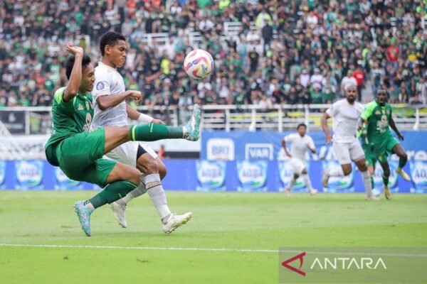 Here are some alternate titles you might consider:

1. "Liga 1 Indonesia: Derbi Jatim Siap Memanas, Persib Hadapi PSS"
2. "Derbi Jatim Mewarnai Jadwal Liga 1 Indonesia, Persib Menyambut PSS"
3. "Jadwal Liga 1 Indonesia: Persib vs PSS dan Pertarungan Epik Derbi Jatim"
4. "Liga 1 Indonesia: Persib Menjamu PSS dalam Pertandingan Derbi Jatim"
5. "Persib vs PSS: Derbi Jatim yang Dinanti dalam Jadwal Liga 1 Indonesia"
6. "Jadwal Liga 1 Indonesia: Serunya Derbi Jatim dan Pertandingan Persib vs PSS"

Feel free to mix and match elements from these suggestions!