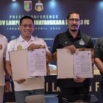 Berikut adalah beberapa alternatif judul untuk artikel mengenai perubahan nama dan domisili tujuh klub, termasuk Bhayangkara dan Persikas:

1. "Perubahan Nama dan Domisili: Bhayangkara dan Persikas Bergabung dengan Tujuh Klub Lainnya"
2. "Transformasi Sepak Bola: Tujuh Klub, Termasuk Bhayangkara dan Persikas, Ganti Nama dan Domisili"
3. "Bhayangkara dan Persikas: Tujuh Klub yang Beralih Nama dan Lokasi"
4. "Mengguncang Liga: Kluster Tujuh Klub, Termasuk Bhayangkara dan Persikas, Lakukan Perubahan"
5. "Revitalisasi Klub: Bhayangkara dan Persikas Diikuti Tujuh Tim Lain dalam Pergantian Nama dan Domisili"
6. "Bhayangkara dan Persikas di Jalur Baru: Tujuh Klub Ganti Nama dan Lokasi"
7. "Evolusi Klub Sepak Bola: Tujuh Tim Perbarui Nama dan Domisili, Termasuk Bhayangkara dan Persikas"

Semoga alternatif judul di atas membantu!