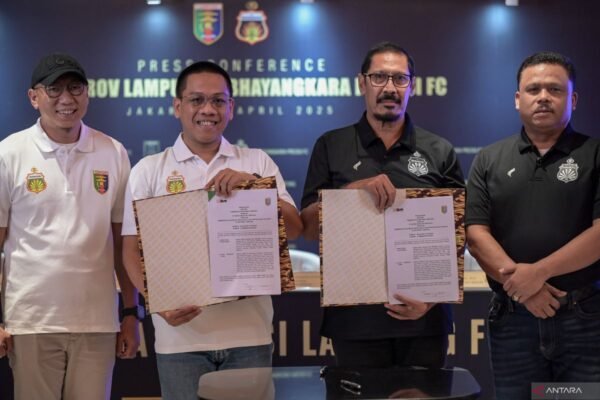 Berikut adalah beberapa alternatif judul untuk artikel mengenai perubahan nama dan domisili tujuh klub, termasuk Bhayangkara dan Persikas:

1. "Perubahan Nama dan Domisili: Bhayangkara dan Persikas Bergabung dengan Tujuh Klub Lainnya"
2. "Transformasi Sepak Bola: Tujuh Klub, Termasuk Bhayangkara dan Persikas, Ganti Nama dan Domisili"
3. "Bhayangkara dan Persikas: Tujuh Klub yang Beralih Nama dan Lokasi"
4. "Mengguncang Liga: Kluster Tujuh Klub, Termasuk Bhayangkara dan Persikas, Lakukan Perubahan"
5. "Revitalisasi Klub: Bhayangkara dan Persikas Diikuti Tujuh Tim Lain dalam Pergantian Nama dan Domisili"
6. "Bhayangkara dan Persikas di Jalur Baru: Tujuh Klub Ganti Nama dan Lokasi"
7. "Evolusi Klub Sepak Bola: Tujuh Tim Perbarui Nama dan Domisili, Termasuk Bhayangkara dan Persikas"

Semoga alternatif judul di atas membantu!
