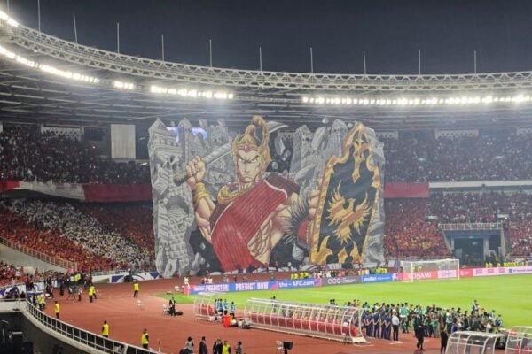 Here are some alternate title suggestions for "Koreografi Berhias Tifo Pendekar Wayang Warnai Laga Indonesia vs China":

1. "Tifo Pendekar Wayang: Koreografi Memikat dalam Pertandingan Indonesia vs China"
2. "Laga Berwarna: Koreografi Tifo Wayang Pendekar Indonesia vs China"
3. "Gairah Pertandingan: Koreografi Tifo dan Wayang dalam Duel Indonesia vs China"
4. "Keseruan Tifo Pendekar Wayang: Mewarnai Pertarungan Indonesia dan China"
5. "Tifo Wayang Pendekar: Menyemarakkan Laga Indonesia vs China dengan Koreografi Memukau"
6. "Seni Tifo dan Wayang: Koreografi Epik dalam Pertandingan Indonesia vs China"
7. "Harmoni Gerak dan Warna: Tifo Pendekar Wayang di Laga Indonesia vs China"
8. "Semangat Juang: Koreografi Tifo Pendekar Mewarnai Duel Indonesia Melawan China"

Feel free to choose or modify any of these titles to better suit your needs!