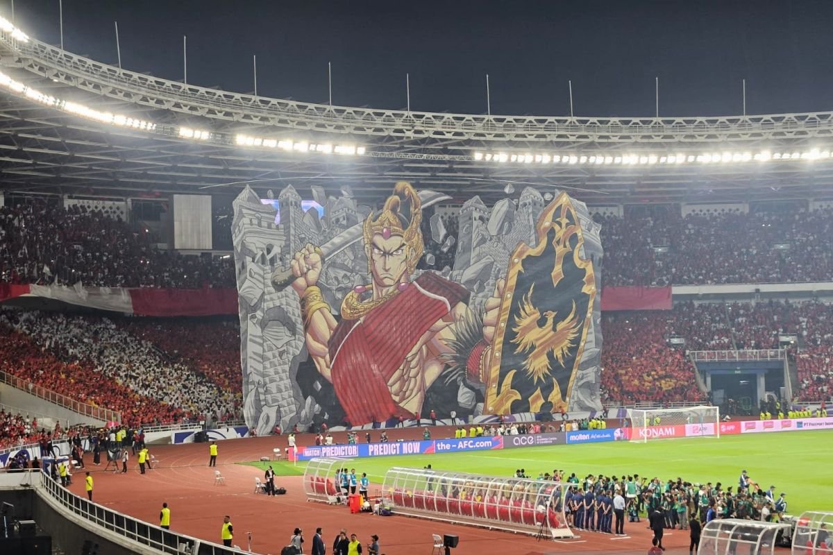 Here are some alternate title suggestions for "Koreografi Berhias Tifo Pendekar Wayang Warnai Laga Indonesia vs China":

1. "Tifo Pendekar Wayang: Koreografi Memikat dalam Pertandingan Indonesia vs China"
2. "Laga Berwarna: Koreografi Tifo Wayang Pendekar Indonesia vs China"
3. "Gairah Pertandingan: Koreografi Tifo dan Wayang dalam Duel Indonesia vs China"
4. "Keseruan Tifo Pendekar Wayang: Mewarnai Pertarungan Indonesia dan China"
5. "Tifo Wayang Pendekar: Menyemarakkan Laga Indonesia vs China dengan Koreografi Memukau"
6. "Seni Tifo dan Wayang: Koreografi Epik dalam Pertandingan Indonesia vs China"
7. "Harmoni Gerak dan Warna: Tifo Pendekar Wayang di Laga Indonesia vs China"
8. "Semangat Juang: Koreografi Tifo Pendekar Mewarnai Duel Indonesia Melawan China"

Feel free to choose or modify any of these titles to better suit your needs!