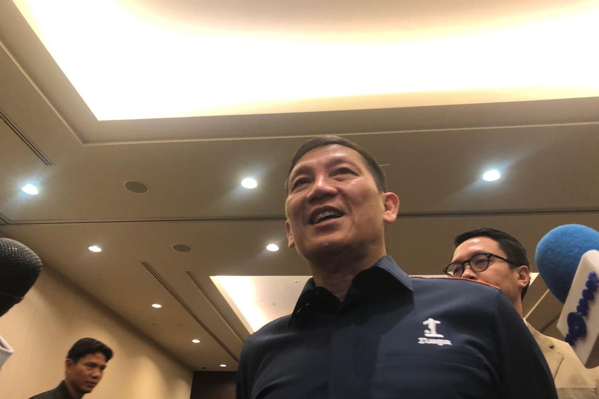 Berikut beberapa alternatif judul yang dapat digunakan:

1. "Mengapa FIFA Belum Mengizinkan Suporter Away di Super League?"
2. "FIFA Tunda Izin Kehadiran Suporter Away di Super League: Alasan dan Dampaknya"
3. "Alasan di Balik Ketidakizinan FIFA bagi Suporter Away di Super League"
4. "Super League Tanpa Suporter Away: Apa Kata FIFA?"
5. "FIFA Belum Beri Lampu Hijau untuk Suporter Away di Super League: Inilah Alasannya"
6. "Kehadiran Suporter Away di Super League: Kenapa FIFA Masih Belum Memberi Izin?"
7. "FIFA dan Suporter Away: Proses Izin yang Masih Menggantung di Super League"
8. "Rintangan bagi Suporter Away: Mengapa FIFA Belum Setujui Kehadiran di Super League?" 

Semoga ini membantu!