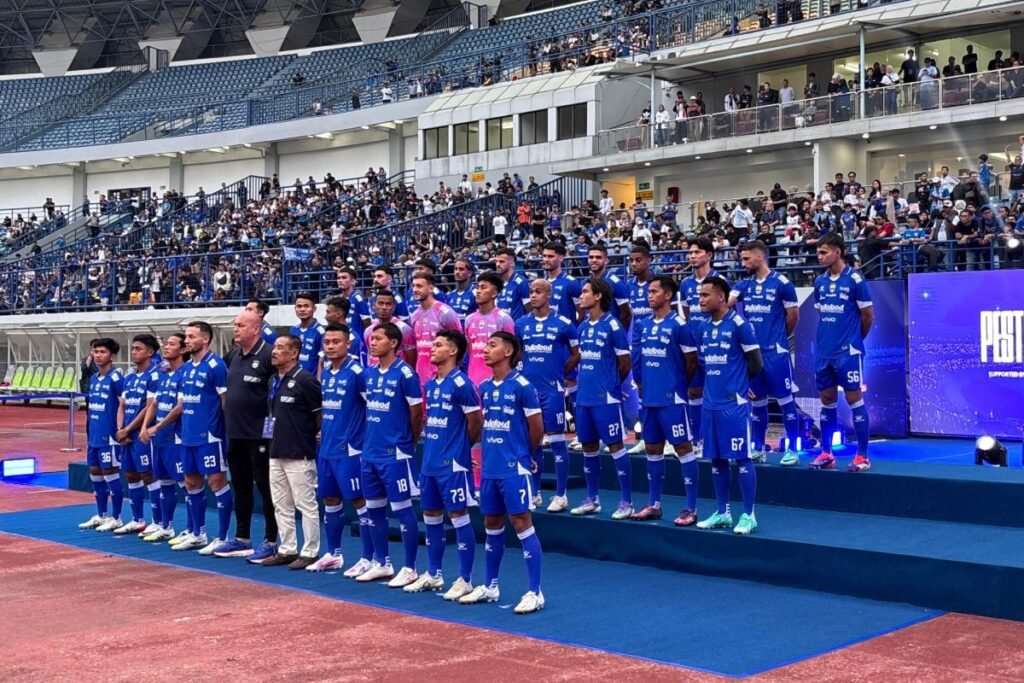 Berikut adalah beberapa alternatif judul untuk "Pemain Persib Bandung dalam kondisi siap arungi kompetisi":

1. "Pemain Persib Bandung Siap Menghadapi Tantangan Kompetisi"
2. "Persib Bandung: Tim Siap Bertanding di Musim Baru"
3. "Persib Bandung: Para Pemain Dalam Kondisi Prima untuk Musim Kompetisi"
4. "Persib Bandung Siap Melahap Kompetisi dengan Para Pemain Andal"
5. "Kesiapan Pemain Persib Bandung Menyambut Kejuaraan"
6. "Persib Bandung Tunjukkan Kesiapan Penuh Menuju Kompetisi"
7. "Pemain Persib Bandung Bersiap Beraksi di Ajang Kompetisi"
8. "Kondisi Terbaik Pemain Persib Bandung Menjelang Musim Pertandingan"

Silakan pilih atau sesuaikan sesuai kebutuhan!