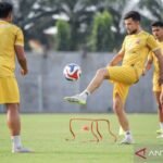 Here are some alternative titles for "Madura United Bidik Bek Asing Anyar Asal Afrika":

1. "Madura United Targeting New African Defender"
2. "Madura United Sets Sights on New African Import"
3. "Madura United Pursues Fresh African Defensive Talent"
4. "Madura United Eyes New African Center-Back Acquisition"
5. "Madura United on the Hunt for African Defender"
6. "Madura United Aims for New African Signing in Defense"
7. "Madura United's Quest for an African Defensive Reinforcement"
8. "Madura United Looking to Scout New Defender from Africa" 

Feel free to modify or mix and match these suggestions to best fit your needs!