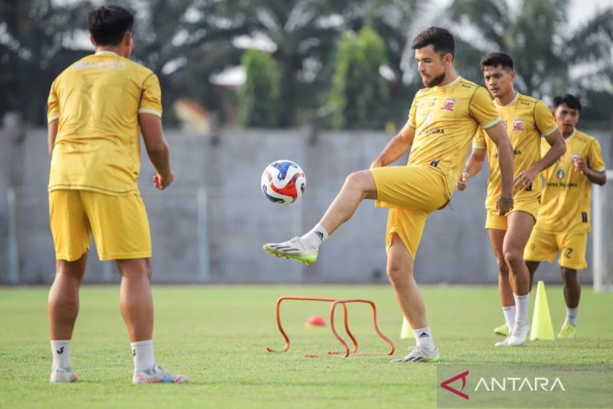 Here are some alternative titles for "Madura United Bidik Bek Asing Anyar Asal Afrika":

1. "Madura United Targeting New African Defender"
2. "Madura United Sets Sights on New African Import"
3. "Madura United Pursues Fresh African Defensive Talent"
4. "Madura United Eyes New African Center-Back Acquisition"
5. "Madura United on the Hunt for African Defender"
6. "Madura United Aims for New African Signing in Defense"
7. "Madura United's Quest for an African Defensive Reinforcement"
8. "Madura United Looking to Scout New Defender from Africa" 

Feel free to modify or mix and match these suggestions to best fit your needs!
