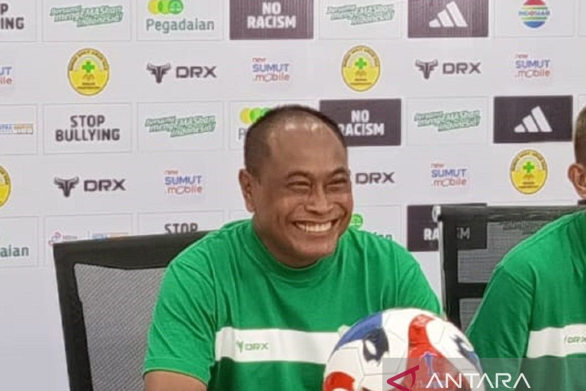 Berikut beberapa alternatif judul untuk "PSMS Benahi Lini Pertahanan Agar Lebih Solid":

1. "PSMS Perkuat Pertahanan untuk Menjadi Lebih Kuat"
2. "Perbaikan Lini Pertahanan: Langkah PSMS Menuju Kemenangan"
3. "Membangun Fondasi Kuat: PSMS Tingkatkan Pertahanan"
4. "PSMS Fokus pada Perbaikan Pertahanan untuk Hasil Maksimal"
5. "Soliditas Pertahanan: Prioritas Utama PSMS Di Musim Ini"
6. "PSMS Evaluasi dan Perbaiki Lini Pertahanan untuk Keberhasilan"
7. "Meningkatkan Keberlanjutan: PSMS Optimalkan Pertahanan Tim"

Semoga salah satu dari judul-judul di atas sesuai!