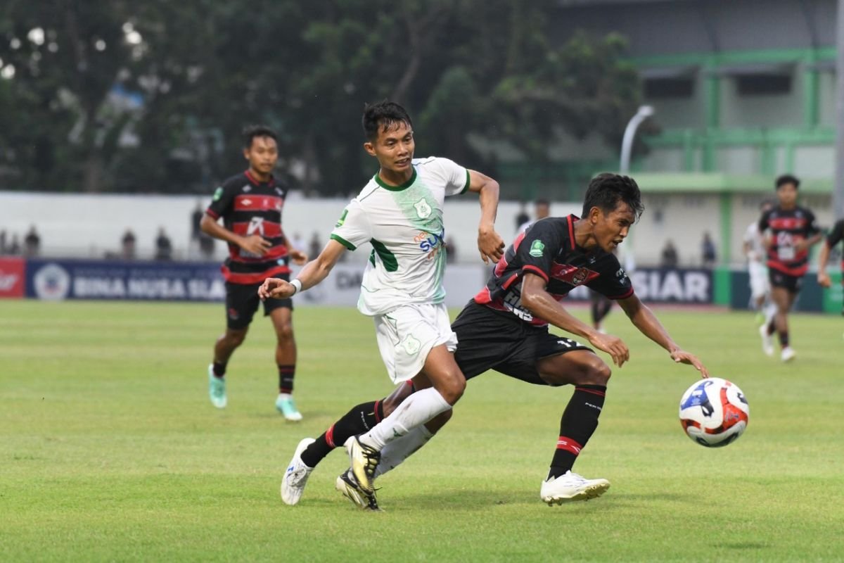 Here are some alternate title suggestions for "PSMS Medan tahan imbang Persekat Tegal 1-1":

1. "PSMS Medan dan Persekat Tegal Berbagi Angka 1-1"
2. "Pertandingan Seru: PSMS Medan Imbang dengan Persekat Tegal 1-1"
3. "Hasil Akhir: PSMS Medan dan Persekat Tegal Terikat 1-1"
4. "Skor Imbang: PSMS Medan Vs Persekat Tegal 1-1"
5. "PSMS Medan Raih Hasil Seri Melawan Persekat Tegal 1-1"
6. "Kedua Tim Berjuang, PSMS Medan dan Persekat Tegal 1-1"
7. "Skor Sama: PSMS Medan Tahan Persekat Tegal 1-1"
8. "Imbang di Laga Sengit: PSMS Medan Vs Persekat Tegal 1-1" 

Feel free to use or modify any of these suggestions!
