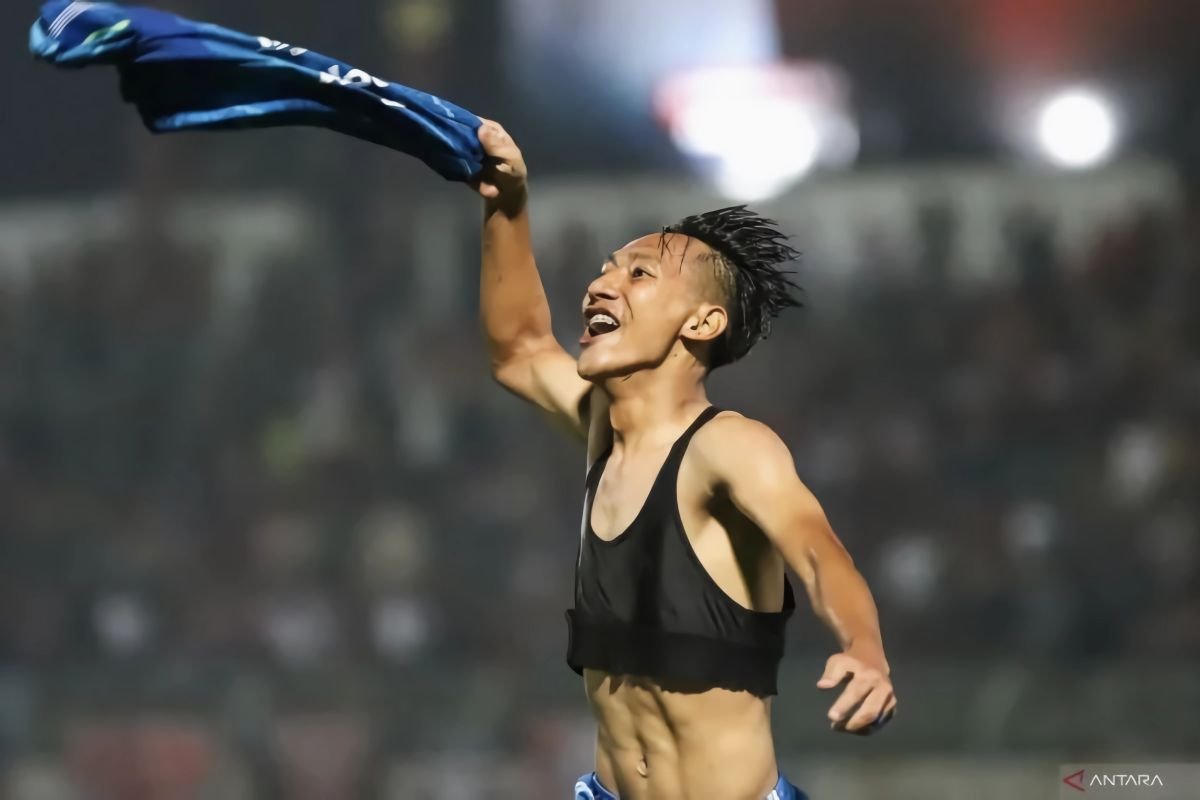 Here are some alternate titles for "Beckham Putra desak Persib jaga tren positif":

1. "Beckham Putra Mengimbau Persib untuk Pertahankan Momentum Positif"
2. "Beckham Putra Dorong Persib untuk Tetap di Jalur Kemenangan"
3. "Beckham Putra Ingatkan Persib Pentingnya Mempertahankan Tren Baik"
4. "Beckham Putra Ajak Persib Lanjutkan Performanya yang Positif"
5. "Beckham Putra Tekankan pada Persib untuk Jaga Konsistensi Positif"

Feel free to choose any of these or let me know if you need more options!