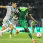 Pertandingan PSBS vs Persebaya Berakhir Imbang dengan Tiga Kartu Merah