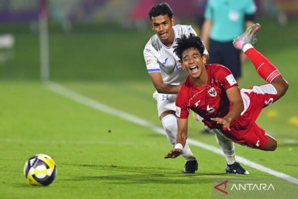 Here are some alternative titles for "Evandra Florasta: Pengetahuan terbaik datang dari pengalaman":

1. "Evandra Florasta: Wisdom Through Experience"
2. "Evandra Florasta: The Best Knowledge Comes from Experience"
3. "Evandra Florasta: Learning Through Life's Journey"
4. "Evandra Florasta: Insights Gained from Experience"
5. "Evandra Florasta: The Value of Knowledge Through Experience"
6. "Evandra Florasta: Experience as the Source of Wisdom"
7. "Evandra Florasta: Lessons Learned Through Life"
8. "Evandra Florasta: Experience as the Greatest Teacher"
9. "Evandra Florasta: Discovering Knowledge Through Experience"
10. "Evandra Florasta: Embracing Experience for True Understanding"

Feel free to mix and match elements from these titles!